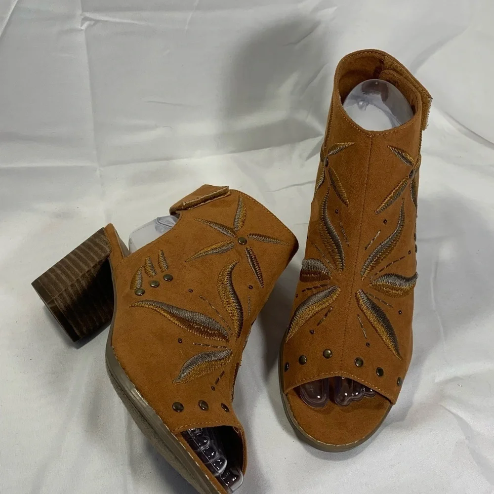 NWOT Sugar “RAINE” Brown Peep Toe Heeled Booties